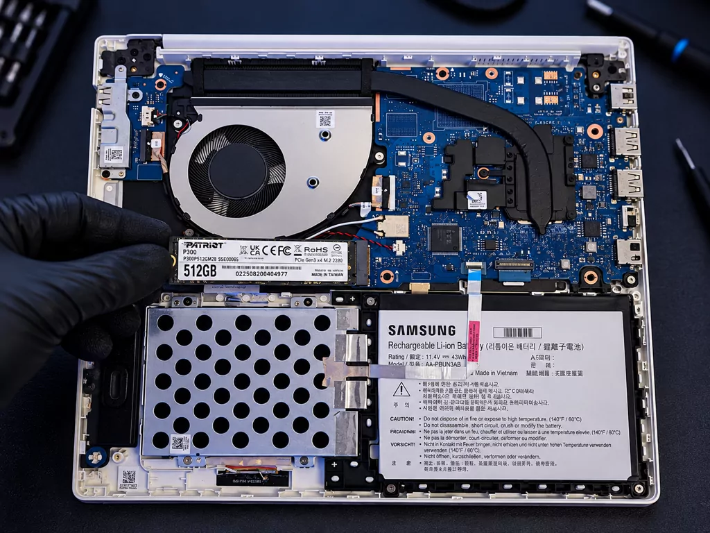 Notebook aberto durante upgrade para SSD NVMe